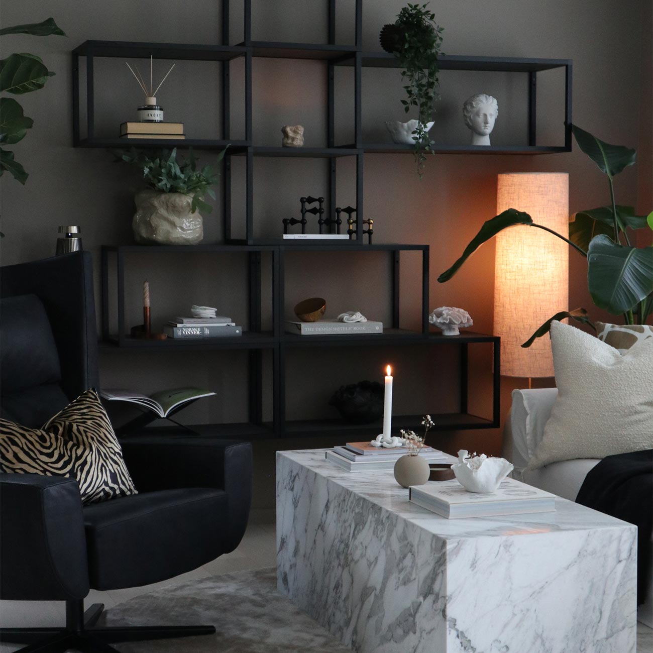 Samarbete: Henriette visar upp hyllsystem Float Samarbete: Henriette visar upp hyllsystem Float