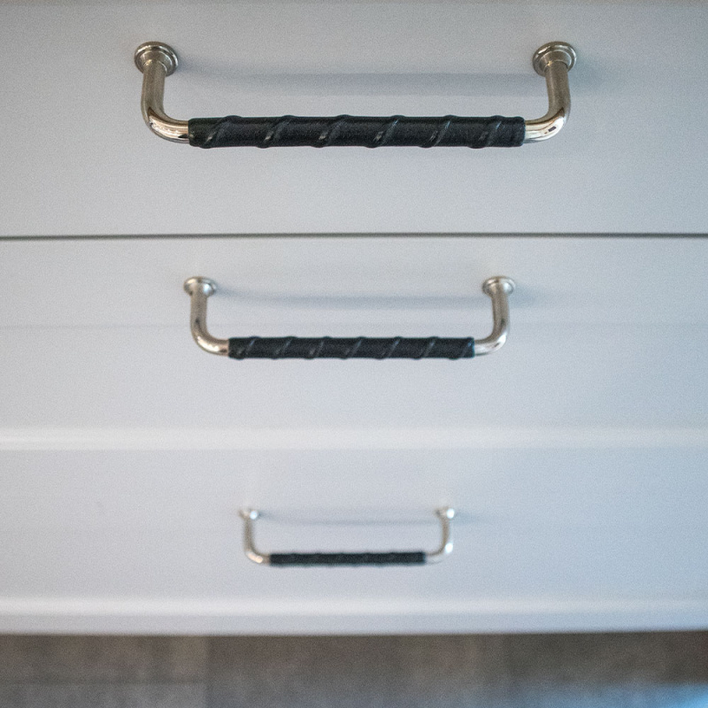 Handtag 1353 - Förnicklad/läderlindat svart