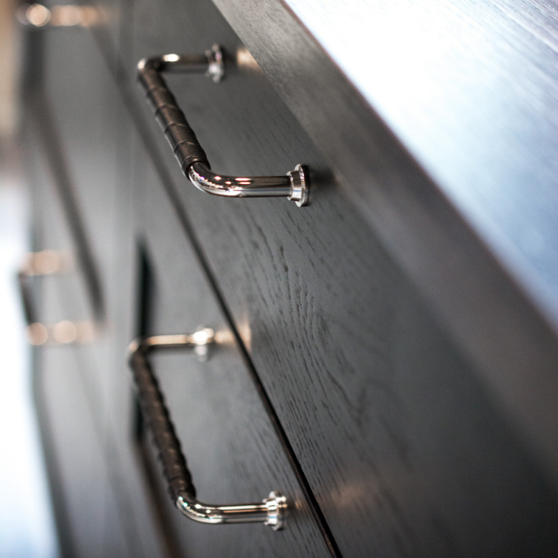 Handtag 1353 - Förnicklad/läderlindat svart