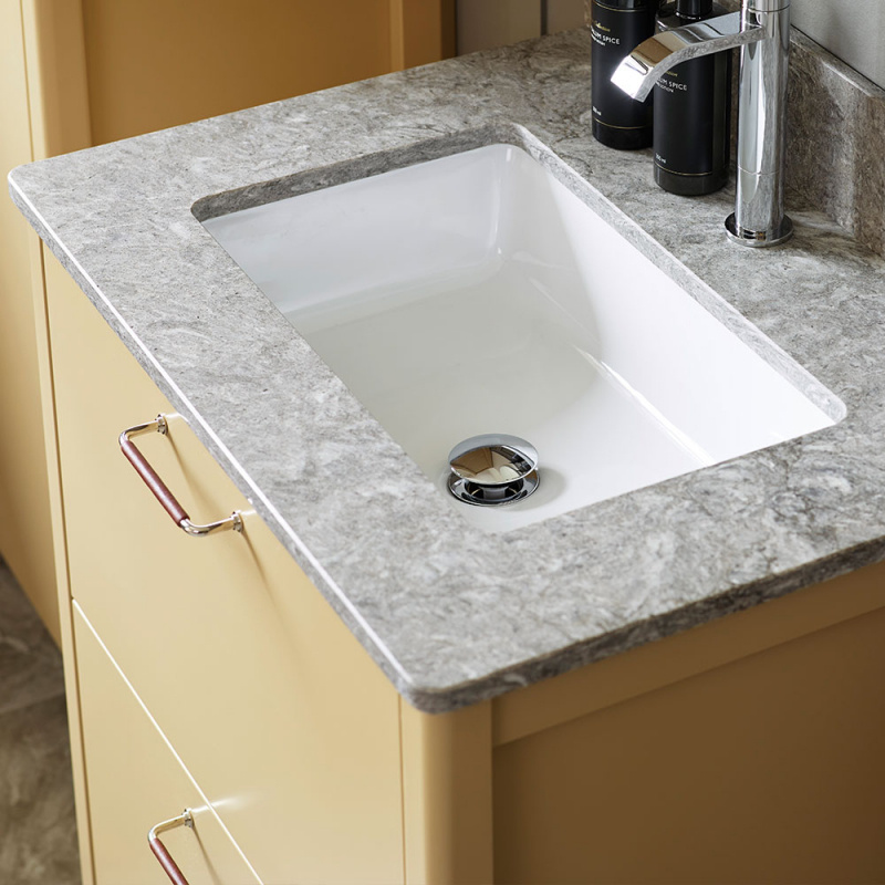 Handtag 1353 med brunt läder i badrum från Vedum