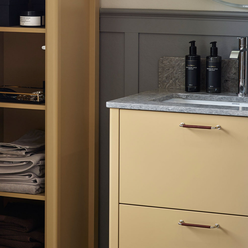 Handtag 1353 med brunt läder i badrum från Vedum