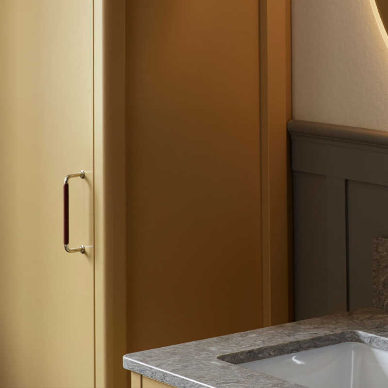 Handtag 1353 med brunt läder i badrum från Vedum