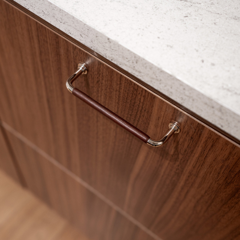 Handtag 1353 - Förnicklad/lädersvept brunt