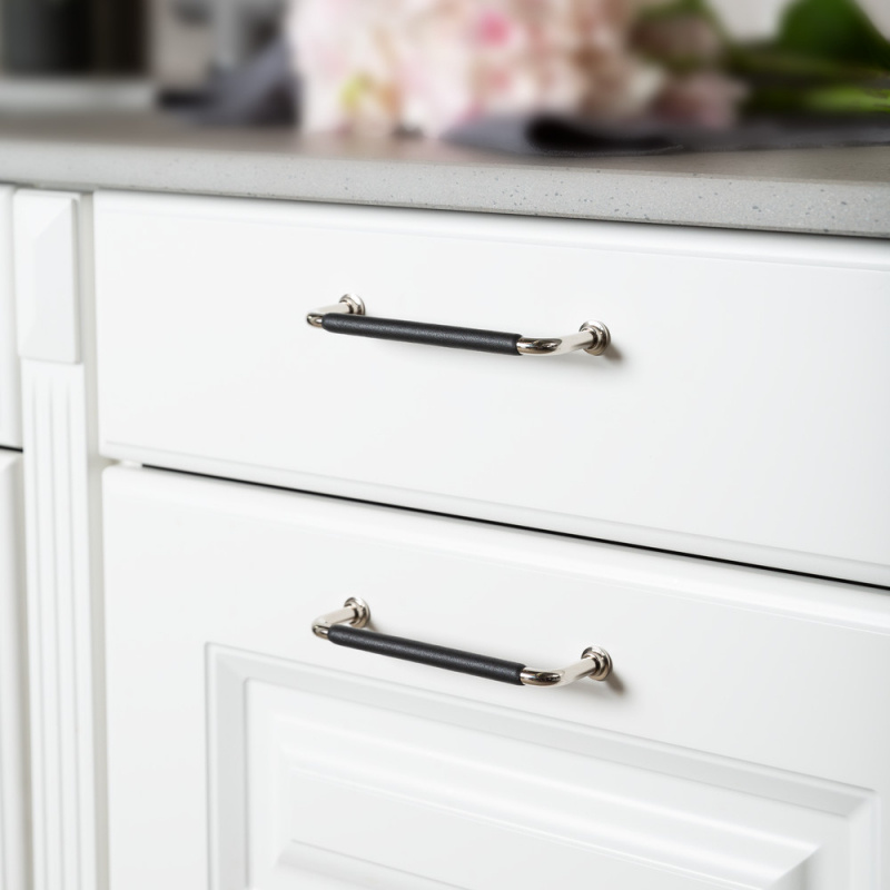 Handtag 1353 - Polerad mässing/lädersvept svart