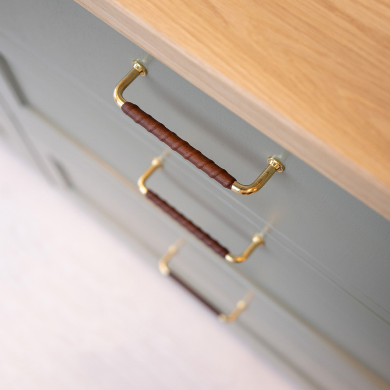 Handtag 1353 - Obehandlad mässing/läderlindat brunt