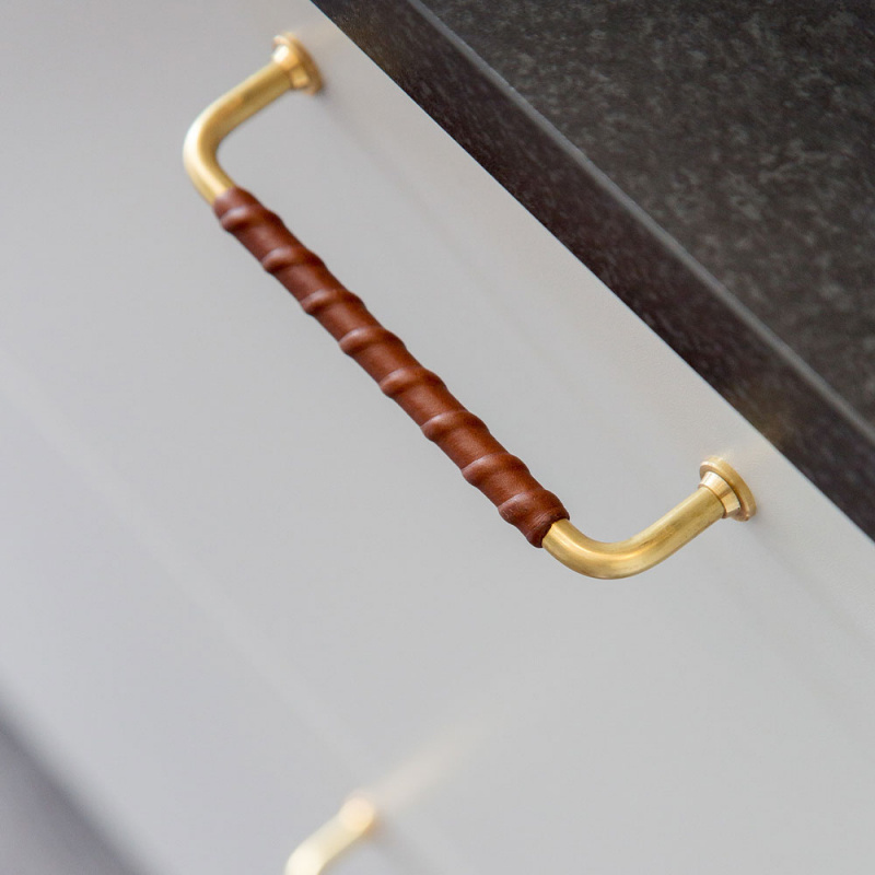 Handtag 1353 - Polerad mässing/läderlindat brunt