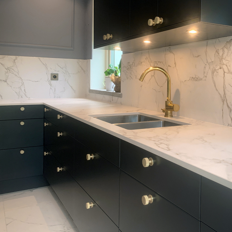 Knopp Crest Mässing