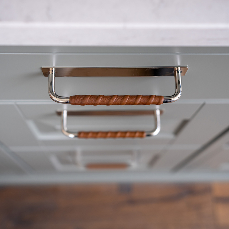 Handtag Royal Deluxe - 128mm - Förnicklad/Brunt läder