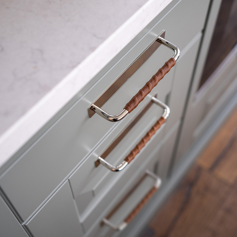 Handtag Royal Deluxe - 128mm - Förnicklad/Brunt läder