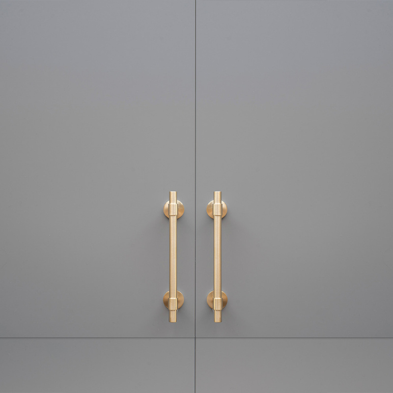 Handtag Uniform - 128mm - Borstad obehandlad mässing