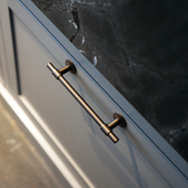 Handtag Uniform - 128mm - Brunerad mässing