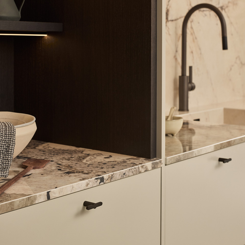 Knopp T Flow - Brunerad mässing