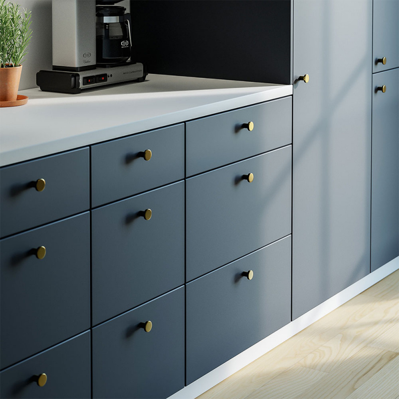 Knopp 2078 mässing i vackert kök från Härjedalskök