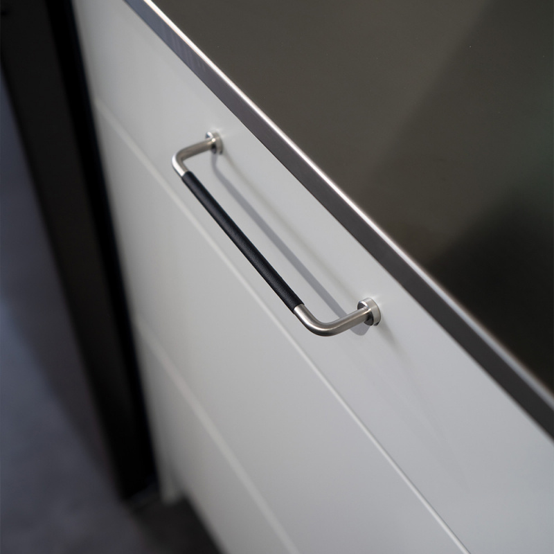 Handtag Lounge - 160mm - Krom/Svart Lädersvept