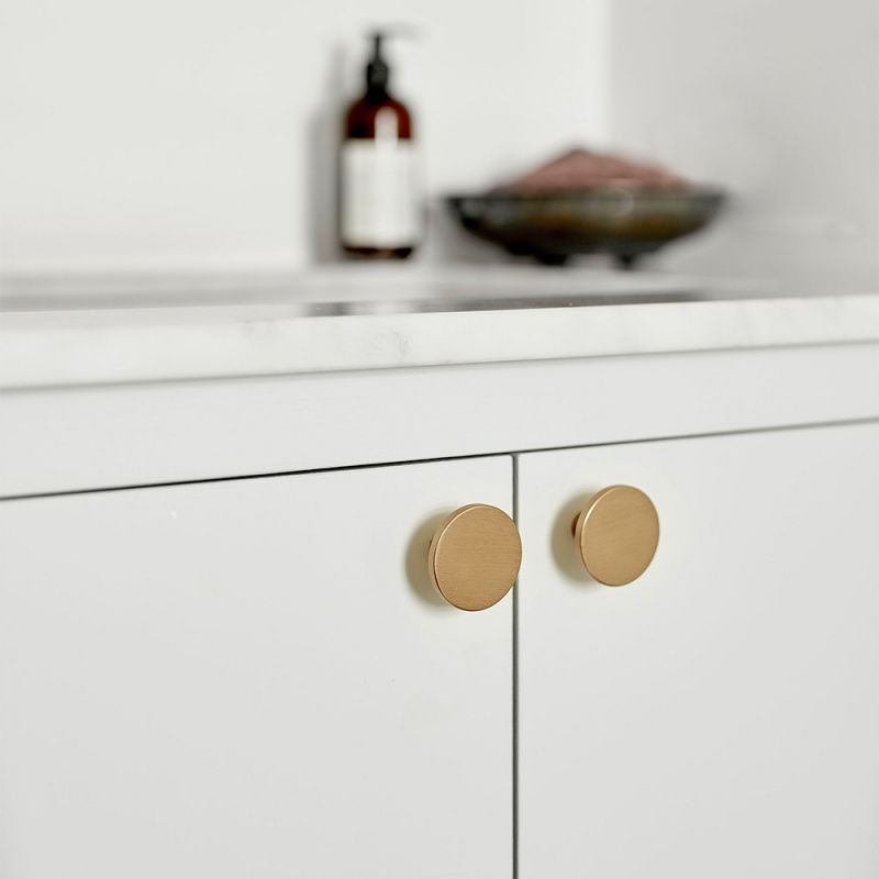 Knopp Plato - 42mm - Borstad Mässing