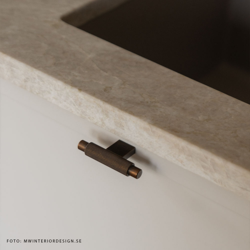 Knopp T Arpa - Antik mässing