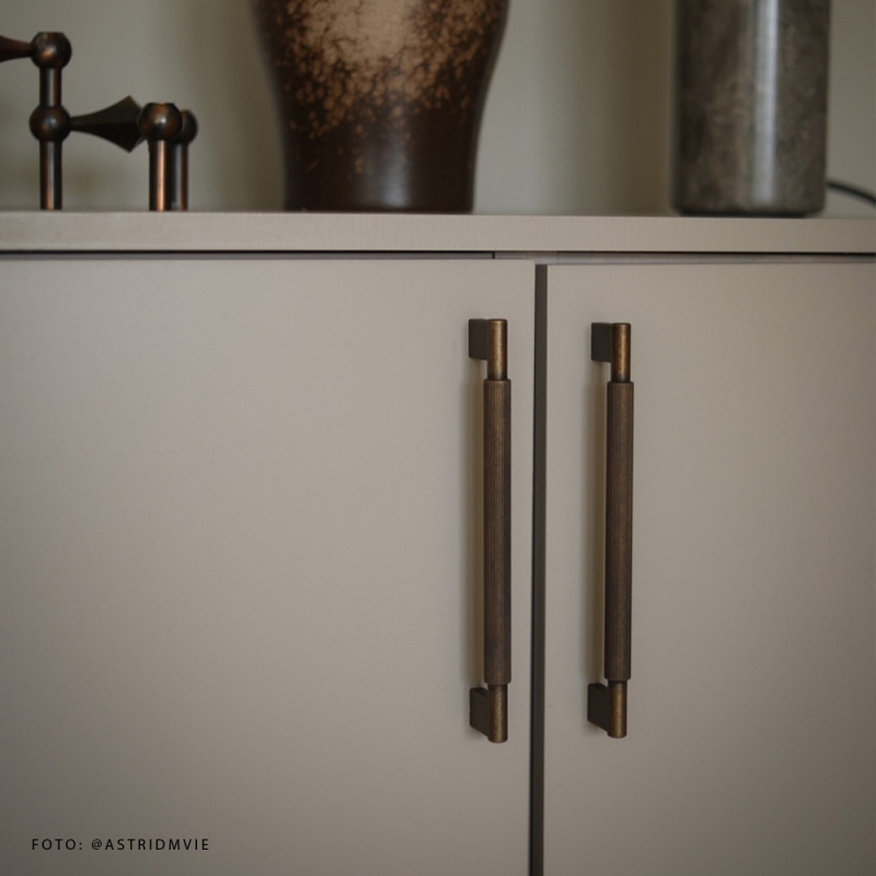 Handtag Arpa - 192mm - Antik mässing