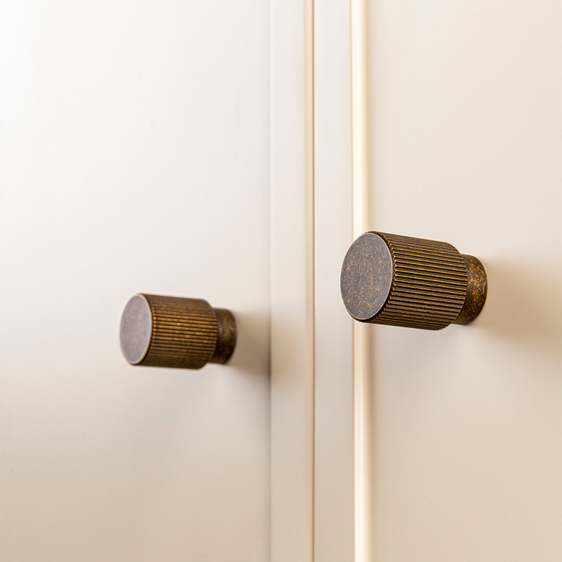 Knopp Arpa - Bricka - Antik mässing