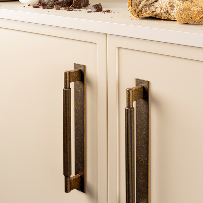 Handtag Arpa - Bricka - 192mm - Antik mässing