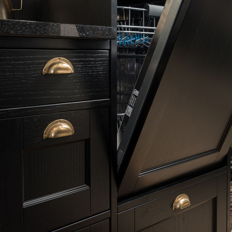 Skålhandtag 3922 matt mässing. Foto: Forma Kök