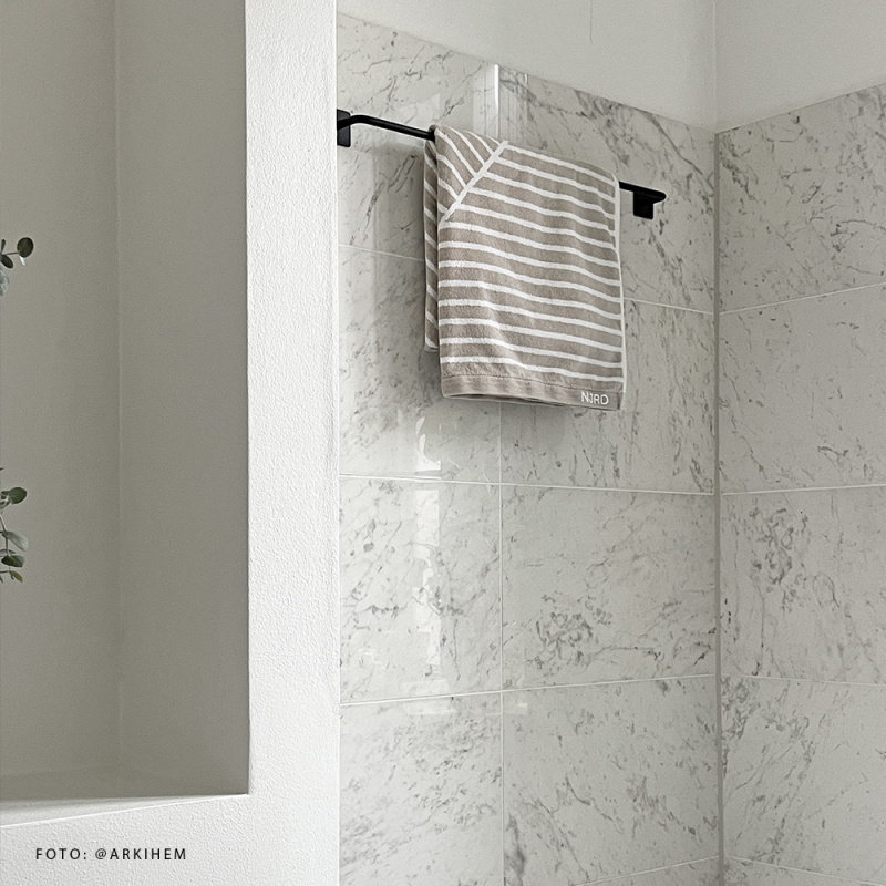 Base 200 - Handduksstång - Mattsvart