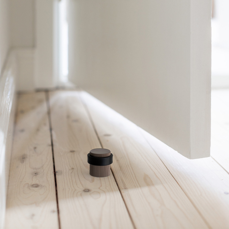 Dörrstopp Helix Stripe - Mörk brons