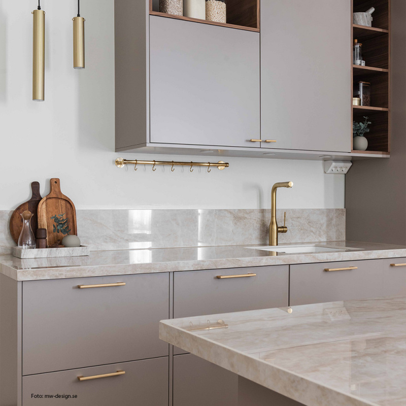 Köksreling Aveny - 600mm - Komplett - Polerad Obehandlad Mässing