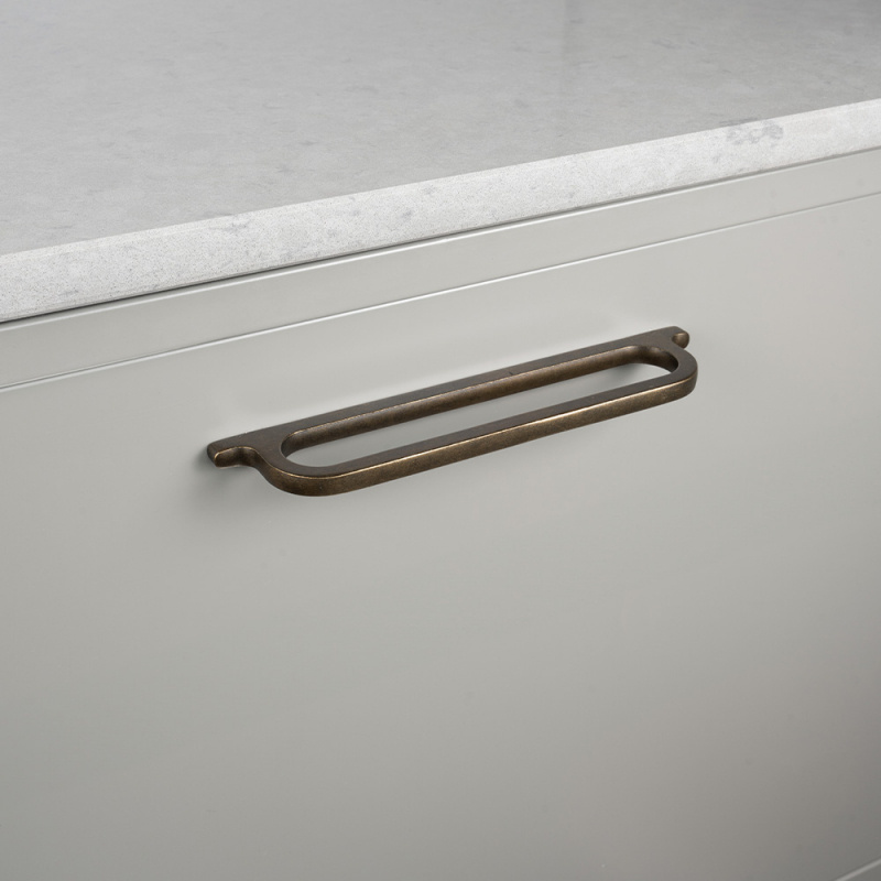 Handtag Omega - Antik mässing