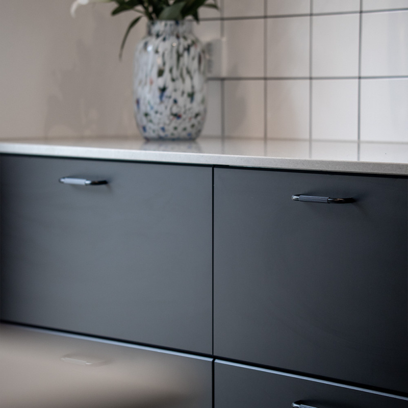 Handtag Helix Stripe - Mattsvart