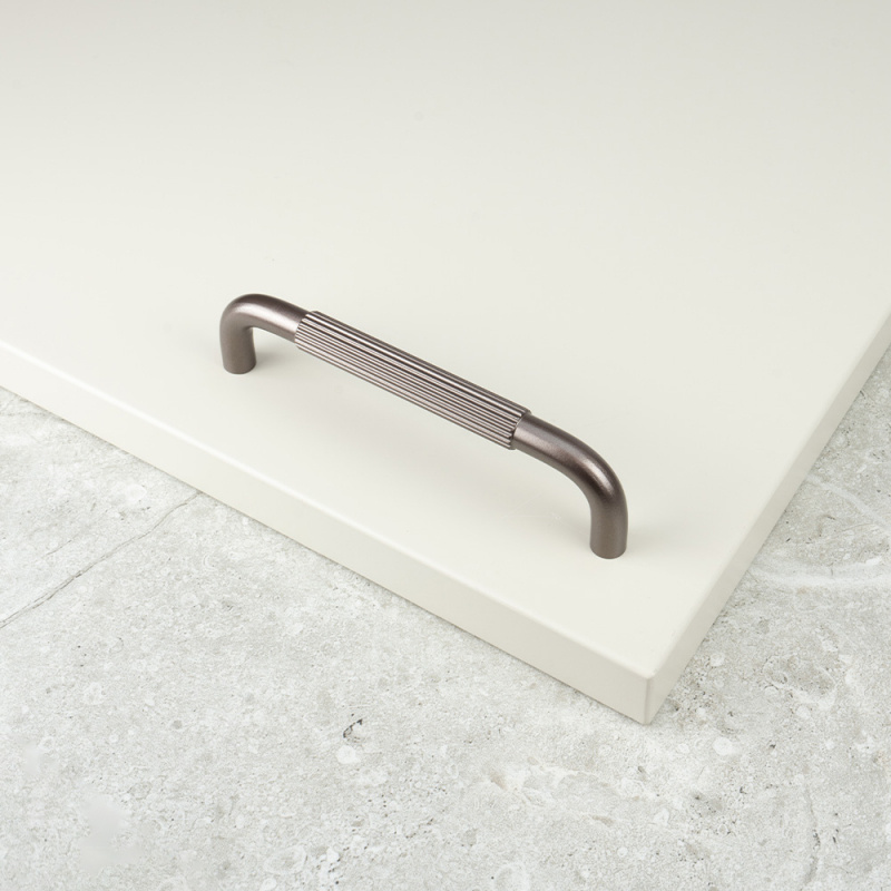 Handtag Helix Stripe - Mörk brons