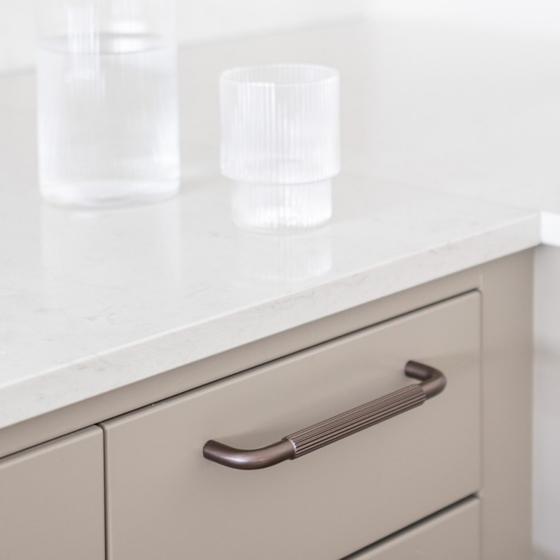 Handtag Helix Stripe - Mörk brons