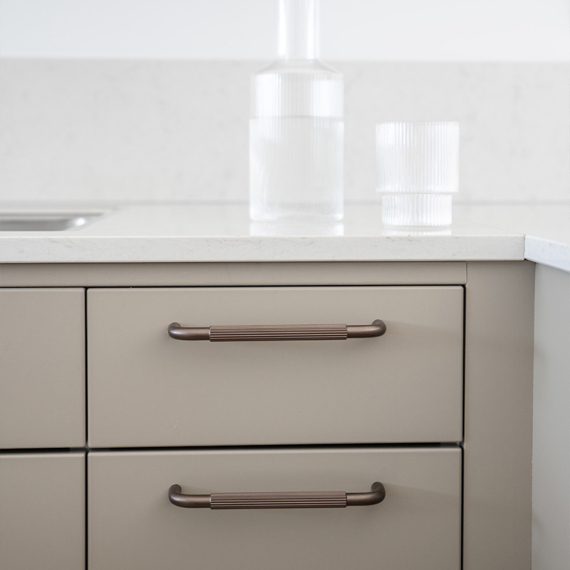 Handtag Helix Stripe - Mörk brons