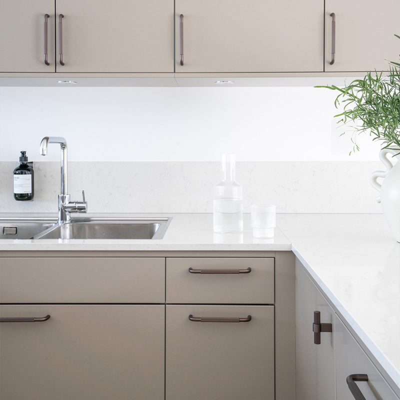 Handtag Helix Stripe - Mörk brons